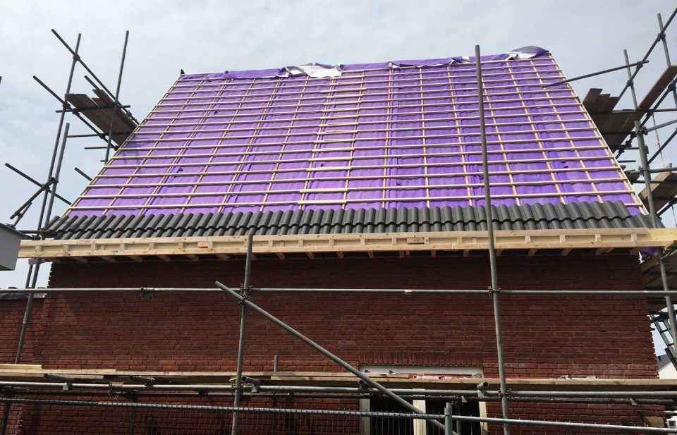 Dakisolatie aanbrengen pannendak - Dakbedekking van Eerd