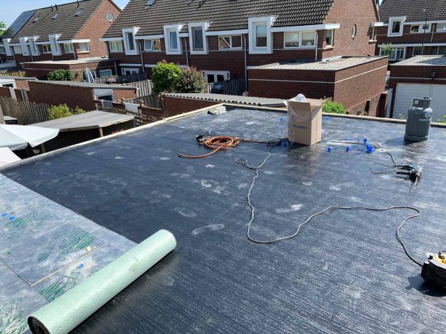 Besparen op uw energierekening met isde subsidie voor dakisolatie 1 Plat dak laten isoleren door deskundig dakdekker