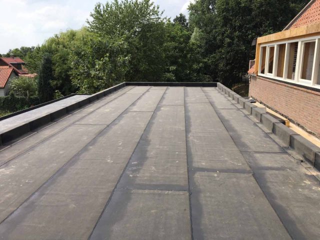 Wateroverlast op uw platte dak slim oplossen 1 Plat dak laten renoveren door deskundig dakdekker