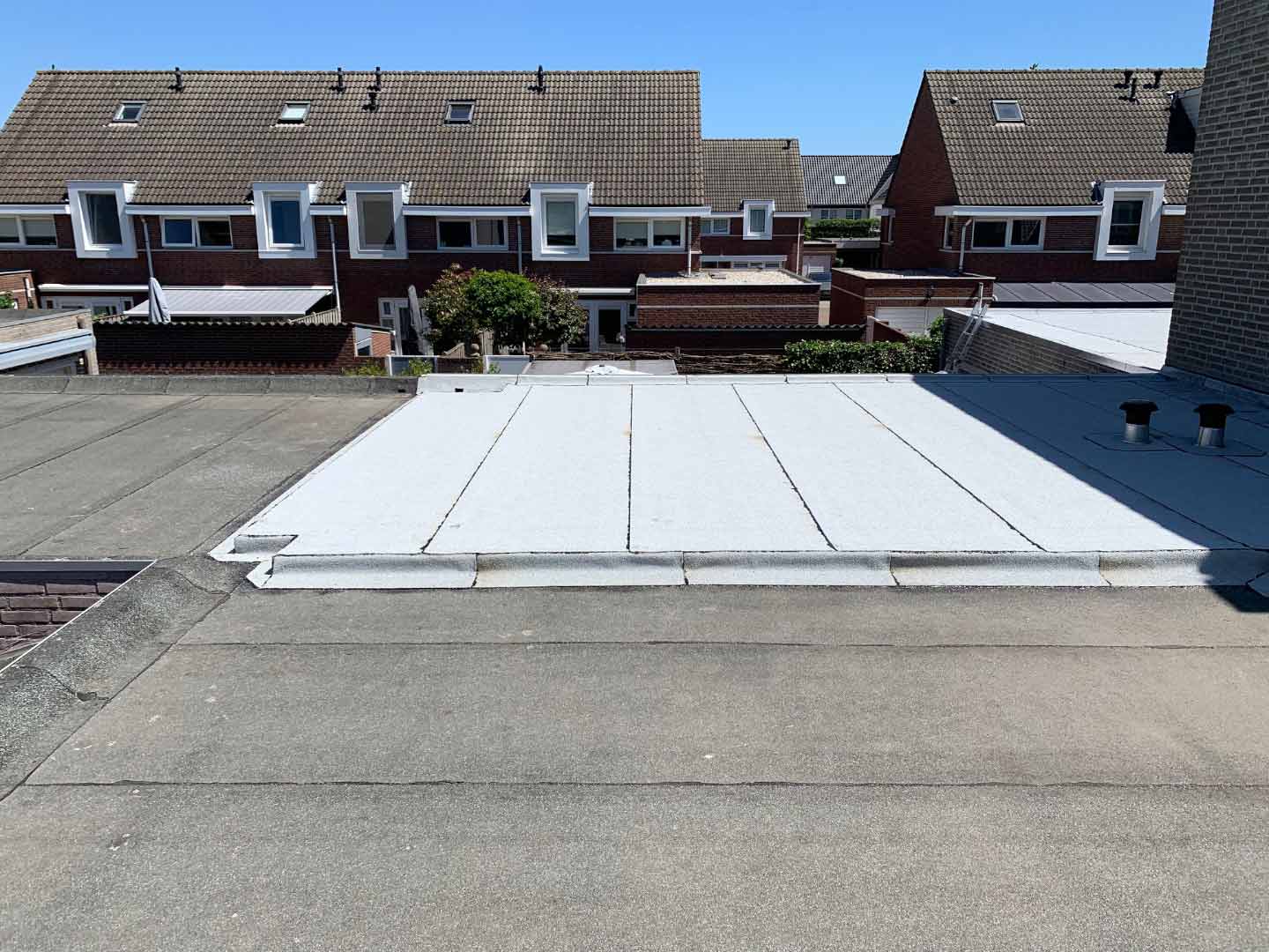 Witte bitumen dakbedekking laten renoveren door deskundig dakdekker - 2