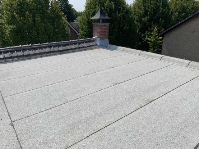 Witte bitumen dakbedekking laten renoveren door deskundig dakdekker - 5