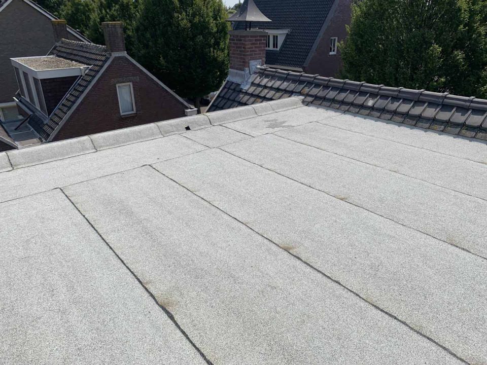 Witte bitumen dakbedekking laten renoveren door deskundig dakdekker - 6