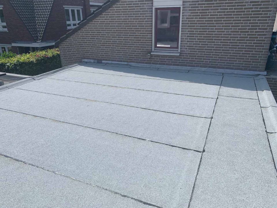 Witte bitumen dakbedekking laten renoveren door deskundig dakdekker