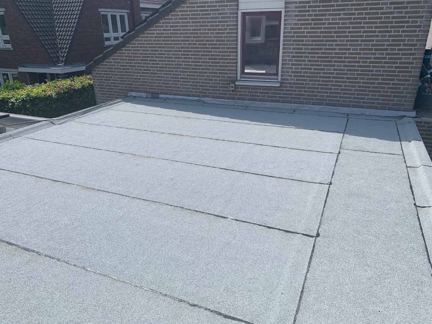 Witte bitumen dakbedekking laten renoveren door deskundig dakdekker